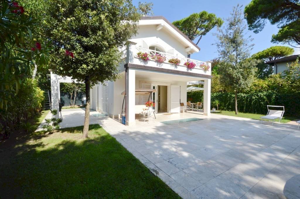 Facciata - Villa via Amilcare Ponchielli, Forte dei Marmi - foto 1