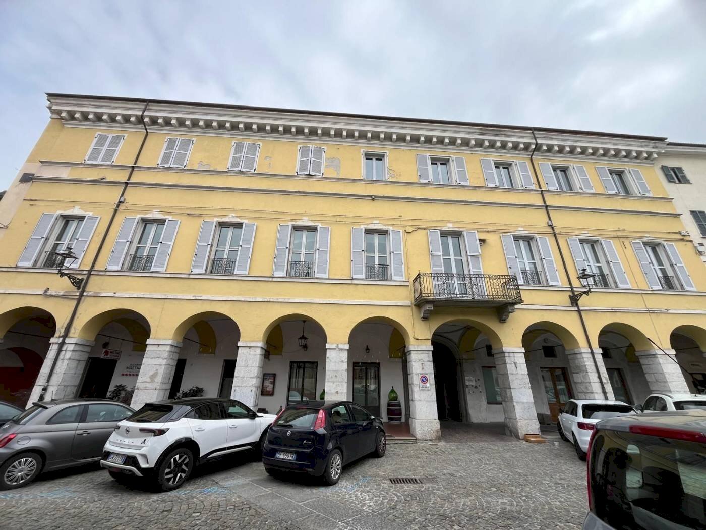 Shop Piazza Vincenzo Virginio, 9b, Cuneo (neighborhood Centro Storico) - photo 2