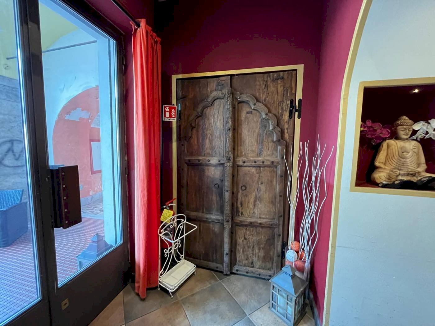 Shop Piazza Vincenzo Virginio, 9b, Cuneo (neighborhood Centro Storico) - photo 3