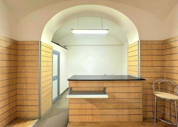 Shop Corso Agostino Ricci, Savona (neighborhood Oltreletimbro) - photo 2