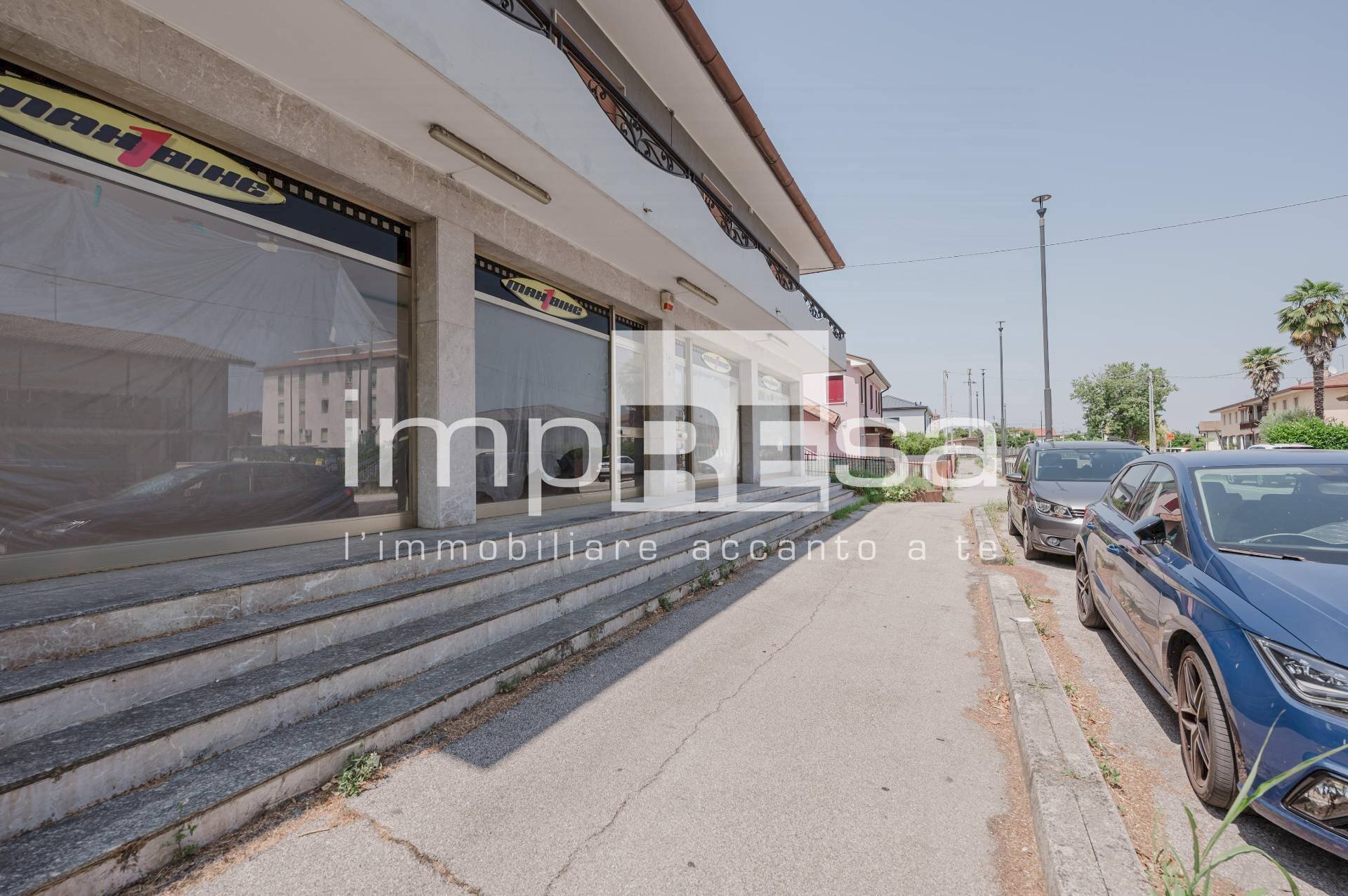 vista vetrine lato strada - Negozio viale della resistenza
 
8, Quarto d'Altino - foto 3