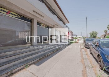 vista vetrine lato strada - Negozio viale della resistenza
8, Quarto d'Altino - foto 3