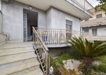 Scale - Independent house Via Paolo Vasta
 
86-88, Aci Sant'Antonio - photo 2