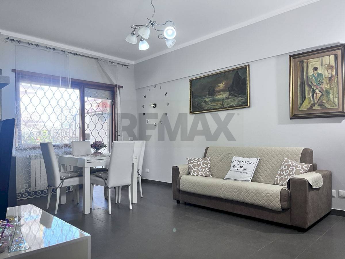 Sala da pranzo - Trilocale via  Sebastopoli
 
15, Pomezia - foto 2