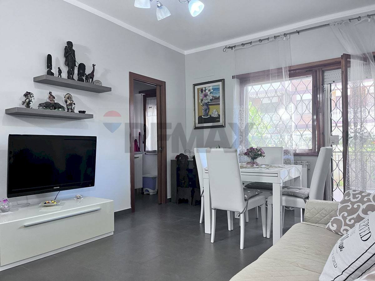 Sala da pranzo - Trilocale via  Sebastopoli
 
15, Pomezia - foto 3