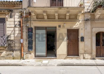 Edificio all\'aperto - Bilocale Via G. Garibaldi
 
80, Palazzolo Acreide - foto 2
