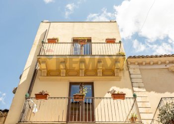 Edificio all\'aperto - Bilocale Via G. Garibaldi
 
80, Palazzolo Acreide - foto 1