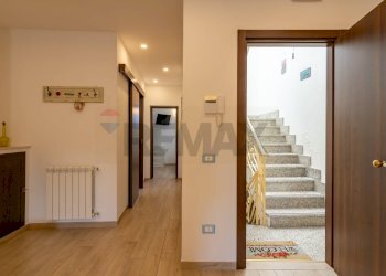 Scale - Bilocale Via G. Garibaldi
 
80, Palazzolo Acreide - foto 1