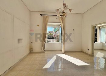 Stanza vuota - Bilocale Via Giovanni Antonio Campano
 
198, Napoli - foto 4