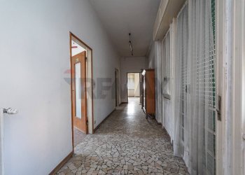 Hall / corridoio - Casa indipendente Torre Boldone - foto 9