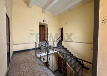 Scale - Bilocale Viale Margherita a Ponticelli
 
75, Napoli - foto 5