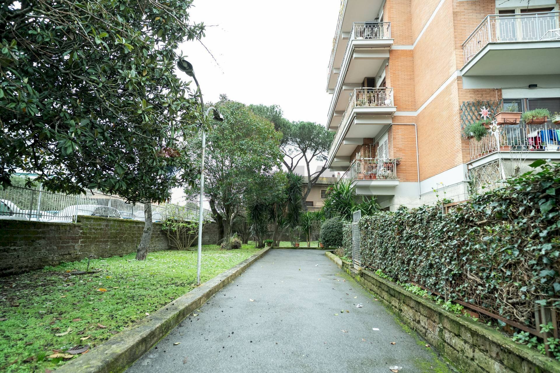 Edificio all\'aperto - Two-room apartment Via Della Stazione Di Ottavia
 
21, Roma - photo 3