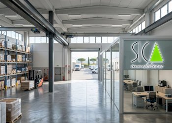 Nano Banana 2 Photorealistic modern industrial war - Capannone Pontremoli - foto 3