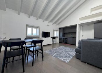 Zona giorno con cucina a vista - Appartamento Via Giuseppe Garibaldi 7/A, Montano Lucino - foto 8