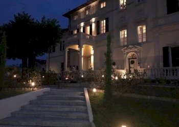 Contesto condominiale - sera - Appartamento Via Giuseppe Garibaldi 7/A, Montano Lucino - foto 19