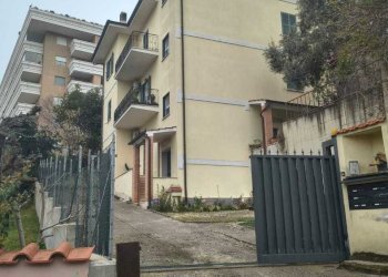 esterno 1.jpg - Appartamento Via Avegno, Roma - foto 19