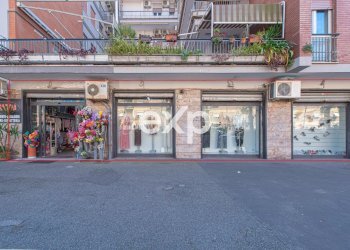Locale Commerciale Via dei Bragozzi, Roma - foto 1