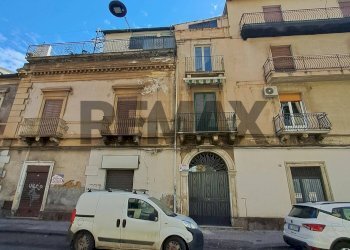 Edificio all\'aperto - Quadrilocale via Giovan Battista Nicolosi
 
209, Paterno - foto 3