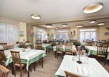 Sala da pranzo - Attività Commerciale Via A. De Gasperi
2, Zafferana Etnea - foto 3