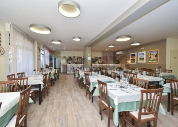 Sala da pranzo - Attività Commerciale Via A. De Gasperi
2, Zafferana Etnea - foto 4