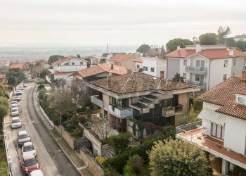 Edificio all\'aperto - Casa semi indipendente via dei pini
 
14, Montemarciano - foto 1