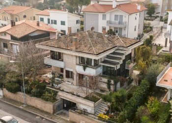 Edificio all\'aperto - Casa semi indipendente via dei pini
 
14, Montemarciano - foto 3