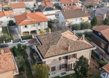 Edificio all\'aperto - Casa semi indipendente via dei pini
 
14, Montemarciano - foto 16