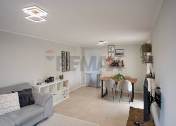 Sala da pranzo - Semi-detached house via del lavoro
 
34, Montemarciano - photo 1