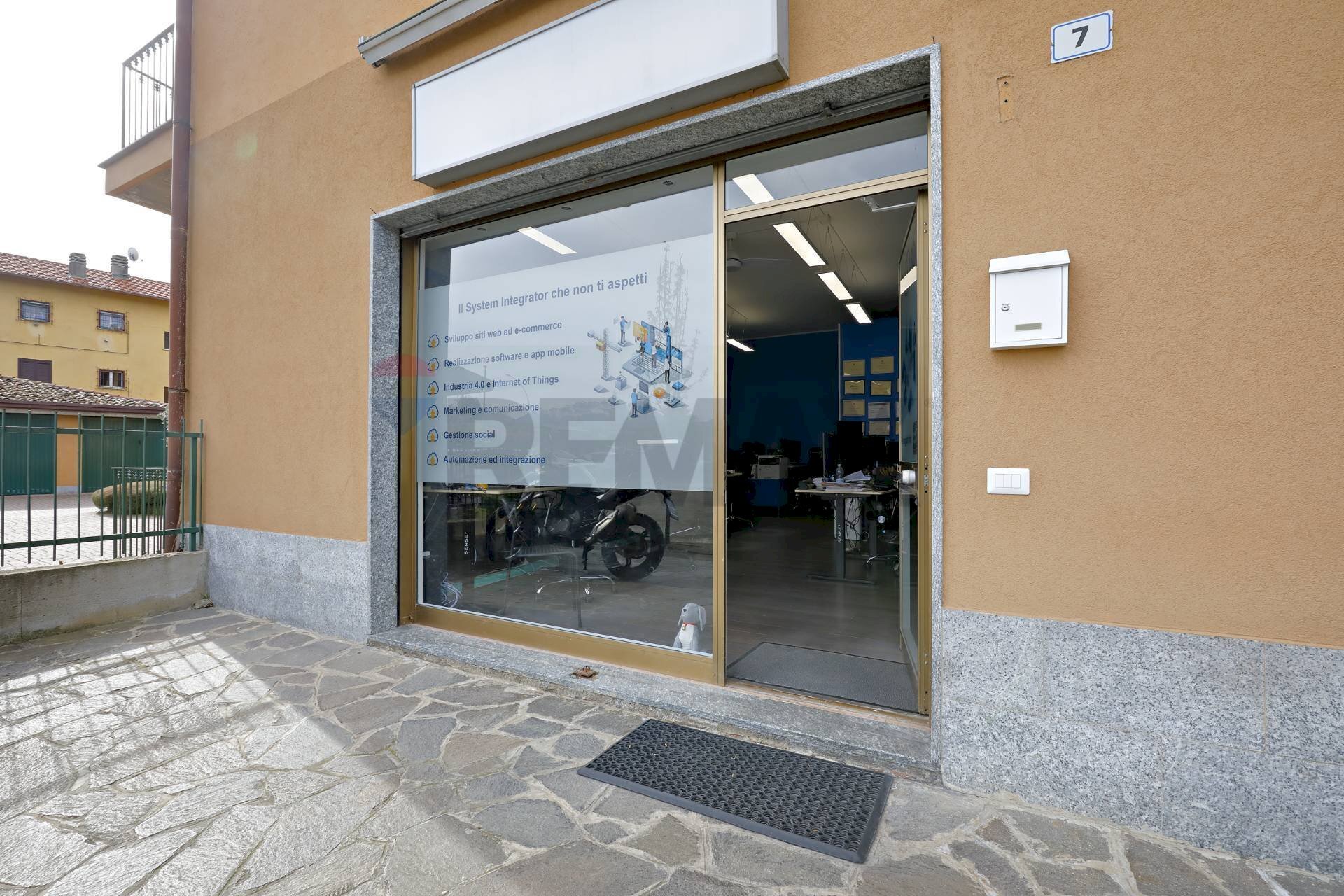 Terrazza - Commercial Premises piazza butti
 
7, Garbagnate Monastero - photo 1