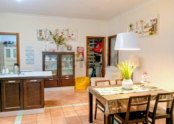 Sala da pranzo - Quadrilocale Via Santa Teresa Degli Scalzi, Napoli - foto 8
