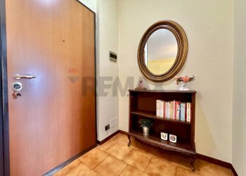 Hall / corridoio - Quadrilocale PIAZZA MADONNA DELLE NEVI
 
17, Seriate - foto 12