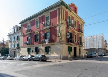 Edificio all\'aperto - Trilocale Via Eurialo
 
17A, Napoli - foto 1