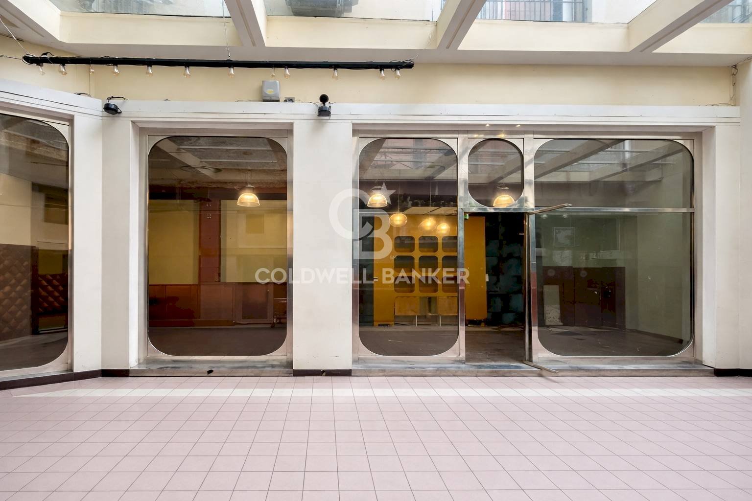 Foto 1 - Commercial Premises Piazza Tre Martiri
 
19, Rimini - photo 1