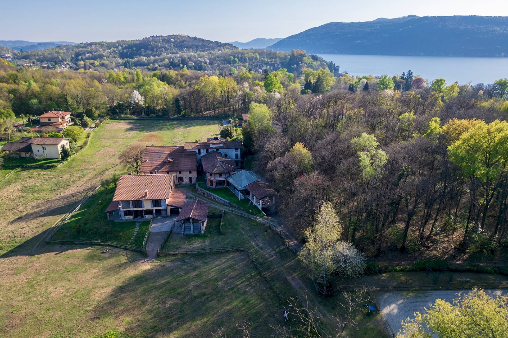Vista delle montagne - Villa Via Roncaccio
 
4, Laveno-Mombello - foto 2