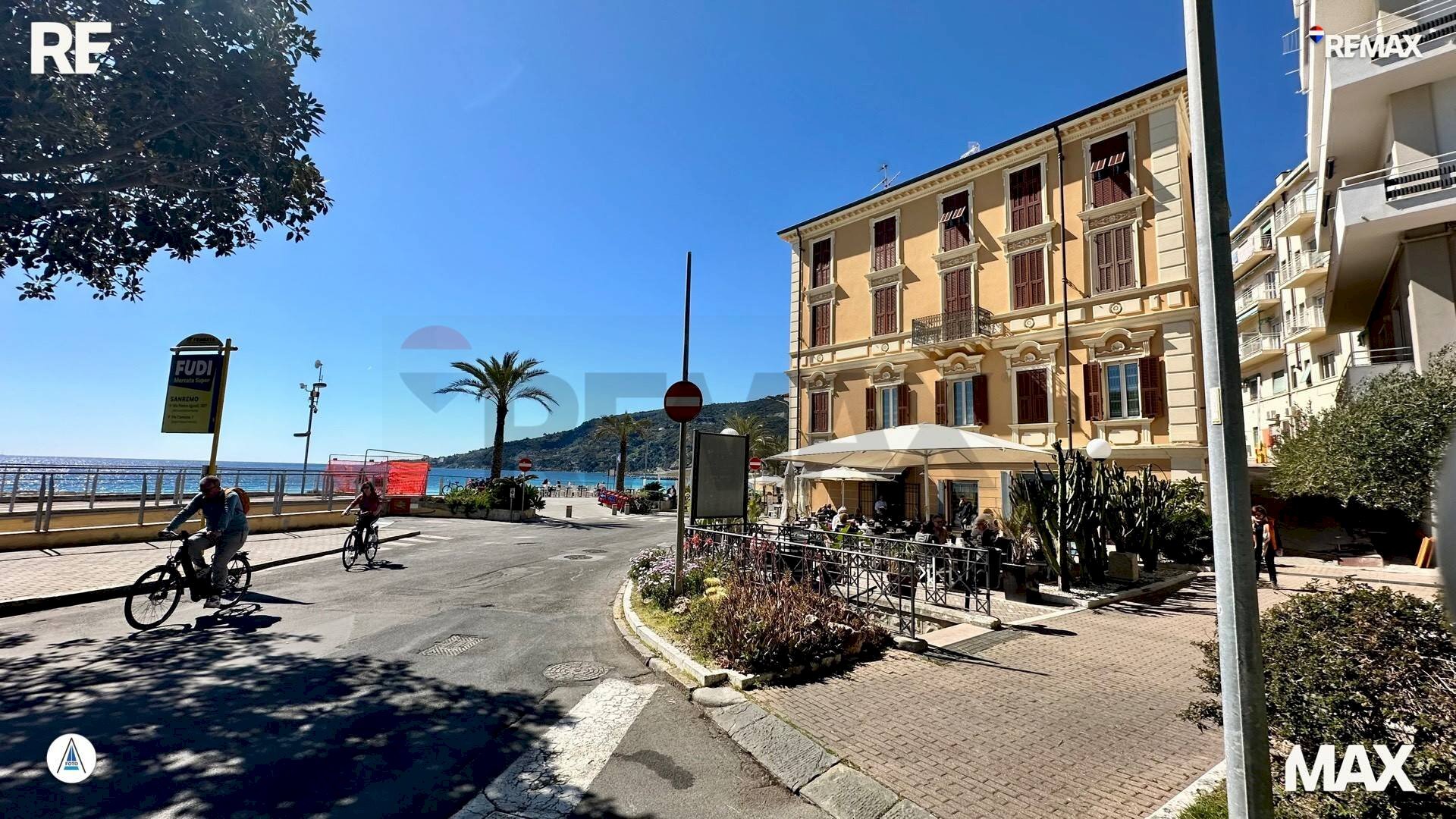 Edificio all\'aperto - Bar Tavola Calda - Fredda piazza IV Novembre
 
1, Ospedaletti - foto 1