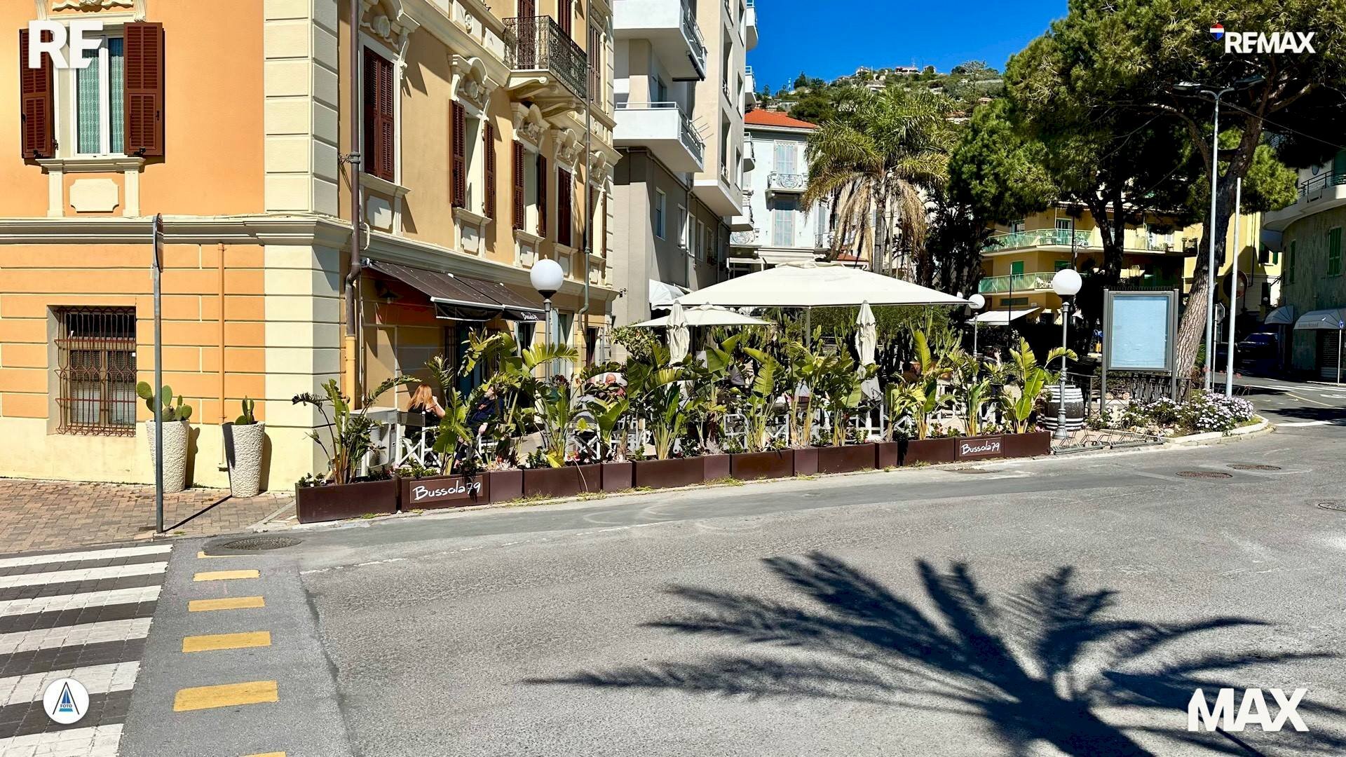 Edificio all\'aperto - Bar Tavola Calda - Fredda piazza IV Novembre
 
1, Ospedaletti - foto 3