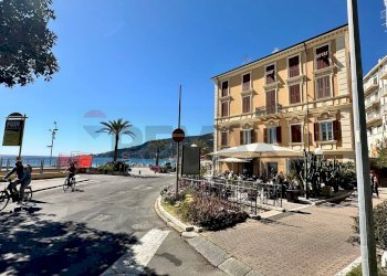 Edificio all\'aperto - Bar Tavola Calda - Fredda piazza IV Novembre
 
1, Ospedaletti - foto 1
