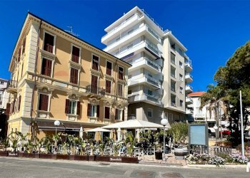 Edificio all\'aperto - Bar Tavola Calda - Fredda piazza IV Novembre
 
1, Ospedaletti - foto 2