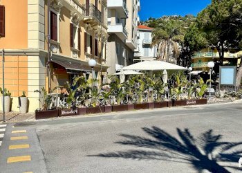 Edificio all\'aperto - Bar Tavola Calda - Fredda piazza IV Novembre
 
1, Ospedaletti - foto 3