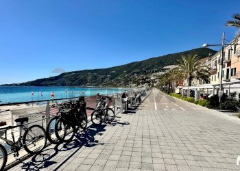Vista dell\'acqua - Bar Tavola Calda - Fredda piazza IV Novembre
 
1, Ospedaletti - foto 4