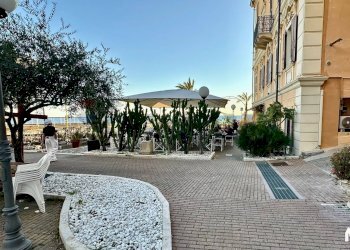 Edificio all\'aperto - Bar Tavola Calda - Fredda piazza IV Novembre
 
1, Ospedaletti - foto 6