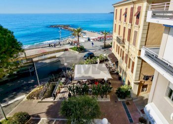 Vista dell\'acqua - Bar Tavola Calda - Fredda piazza IV Novembre
 
1, Ospedaletti - foto 9