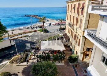 Vista dell\'acqua - Bar Tavola Calda - Fredda piazza IV Novembre
 
1, Ospedaletti - foto 10