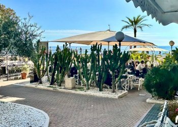 Edificio all\'aperto - Bar Tavola Calda - Fredda piazza IV Novembre
 
1, Ospedaletti - foto 13