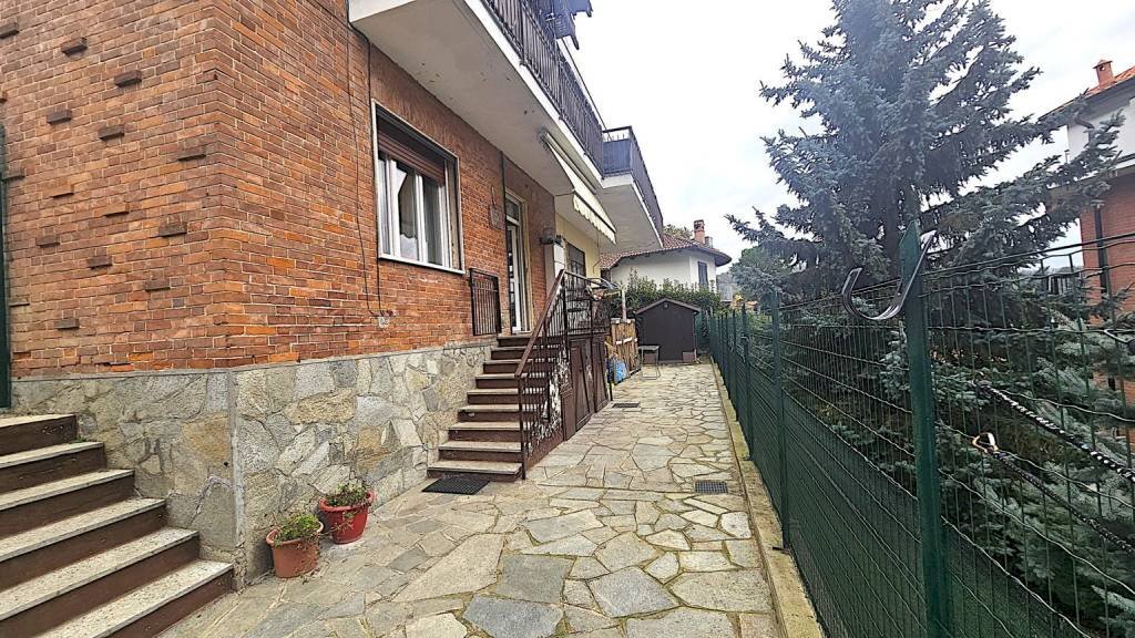 Giardino - Appartamento via Andrea Corsini, Pino Torinese - foto 2