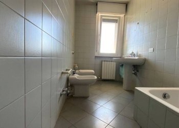 Bagno - Three-room apartment via Luigi Morelli, Castellanza - photo 12