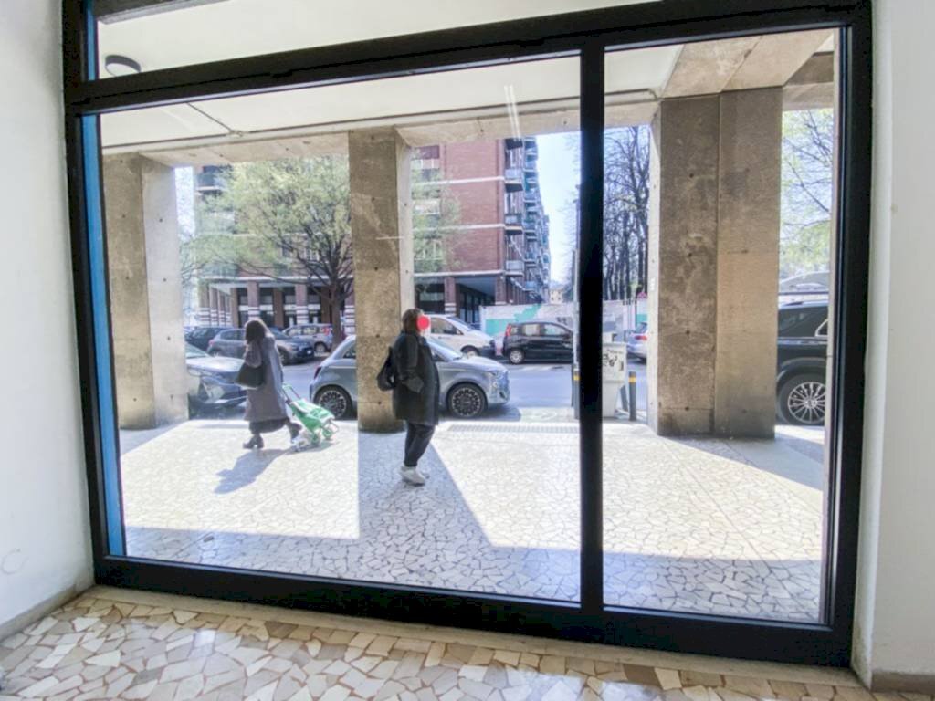 Interno non residenziale - Negozio piazza Manfredi Azzarita, Bologna (zona Centro Storico) - foto 2