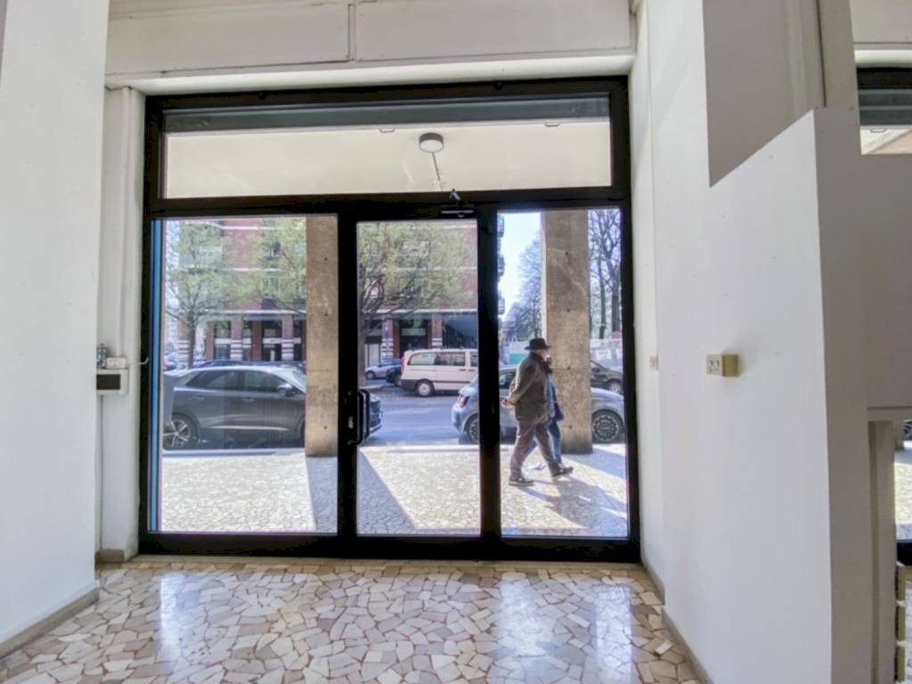 Interno palazzo - Negozio piazza Manfredi Azzarita, Bologna (zona Centro Storico) - foto 3