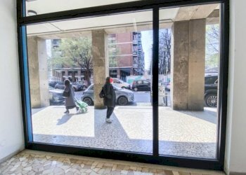 Interno non residenziale - Negozio piazza Manfredi Azzarita, Bologna (zona Centro Storico) - foto 2