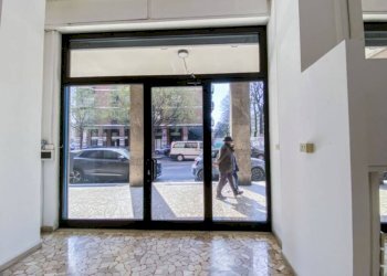 Interno palazzo - Negozio piazza Manfredi Azzarita, Bologna (zona Centro Storico) - foto 3